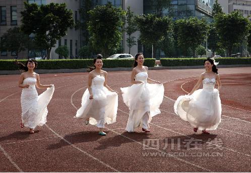 四川农业大学4位美人研究生 穿婚纱拍结业照
