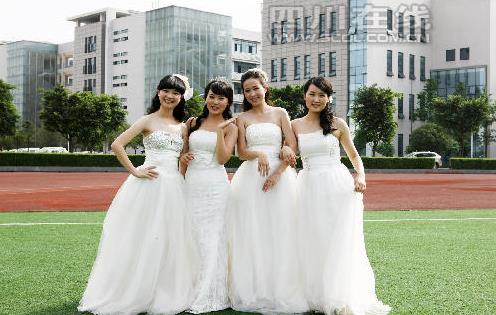 四川农业大学4位美女研究生穿婚纱拍毕业照